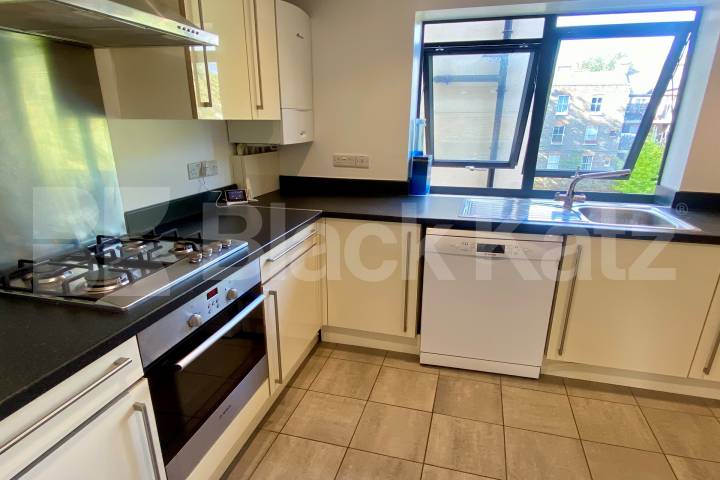 Superbly located, with parking, communal gardens & bicycle storage  Brixton Road, Oval / Brixton 