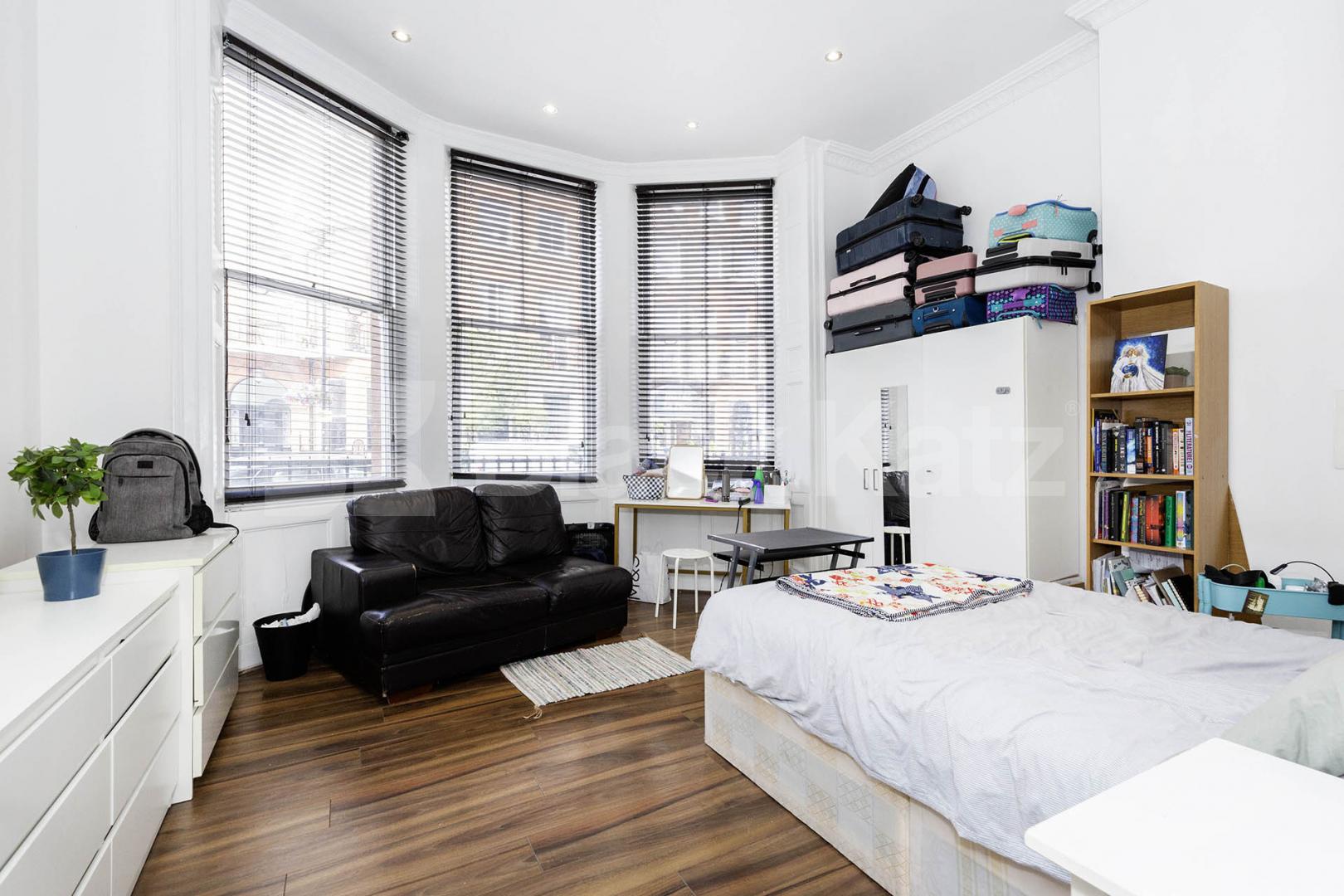 Superb 4 bedroom 2 bathroom split level apartment in Baker Street  Nottingham Place, Baker Street / Marylebone 