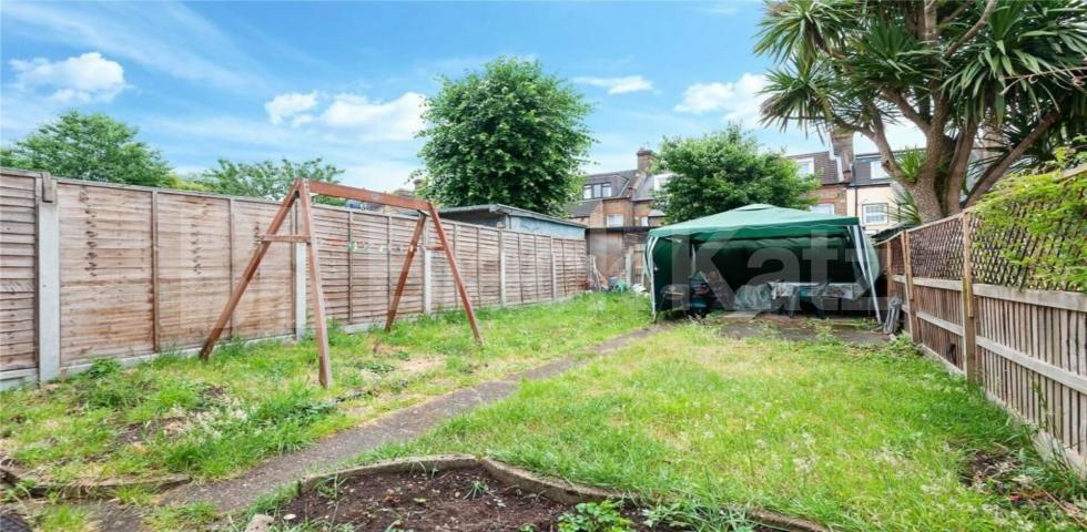 			GOOD FOR 2 SHARERS OR FAMILY, 3 Bedroom, 1 bath, 1 reception Apartment			 Chewton Road, Walthamstow