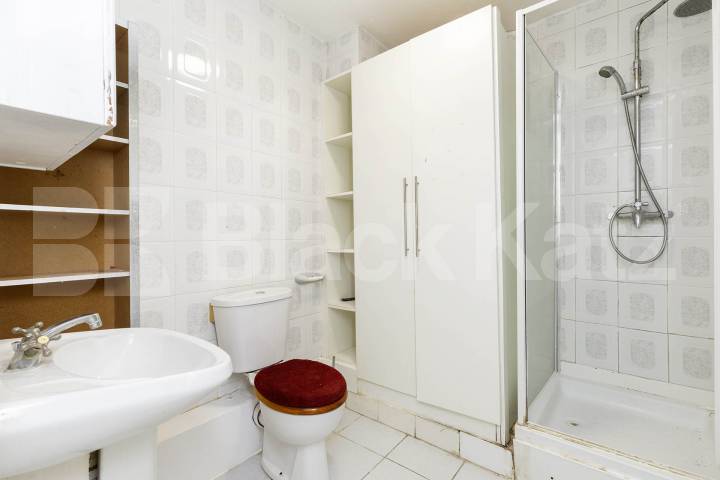 Black Katz are pleased to offer this large four bedroom apartment set on the first floor within an end of terrace period building Walm Lane, London, NW2,  London