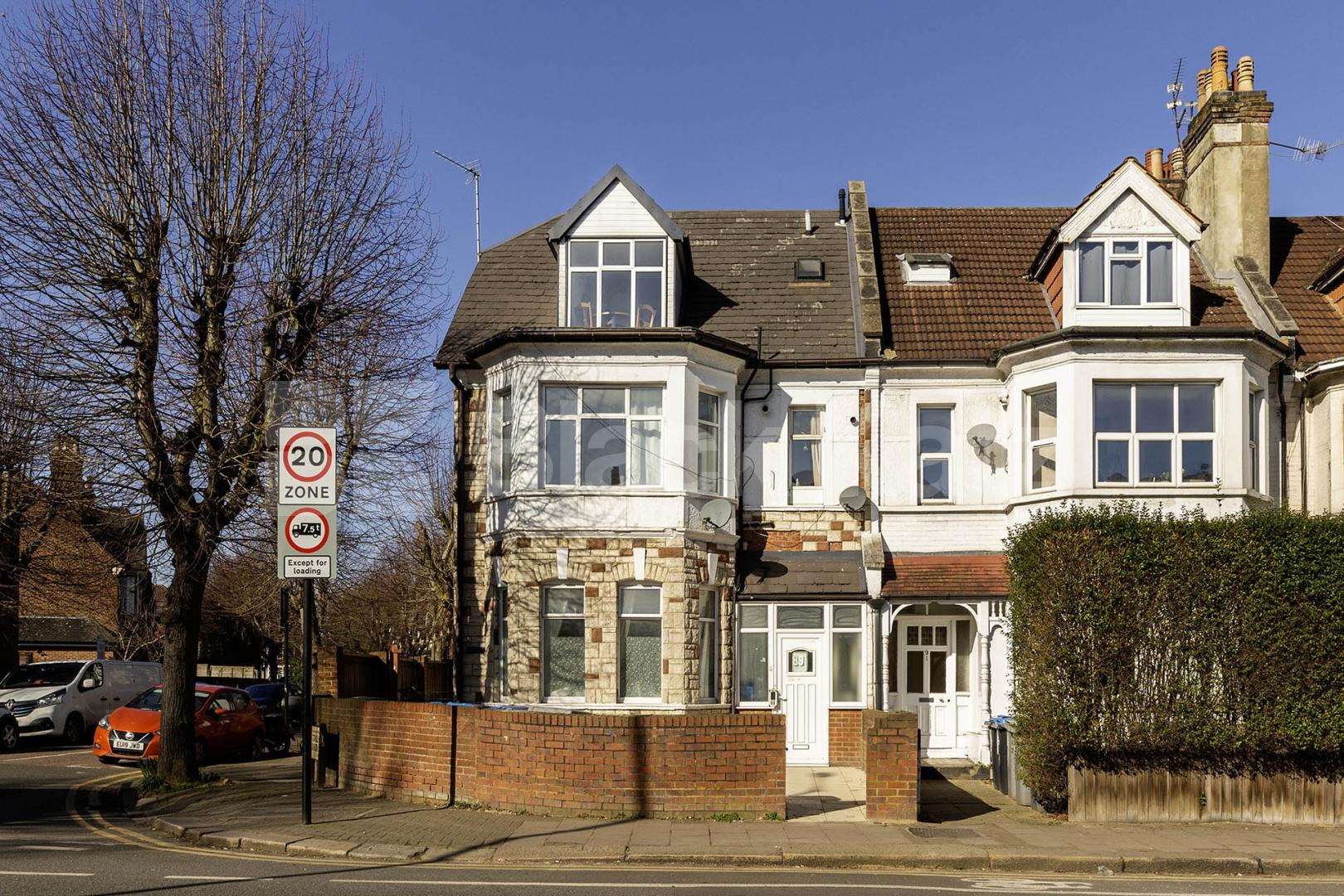 Black Katz are pleased to offer this large four bedroom apartment set on the first floor within an end of terrace period building Walm Lane, London, NW2,  London