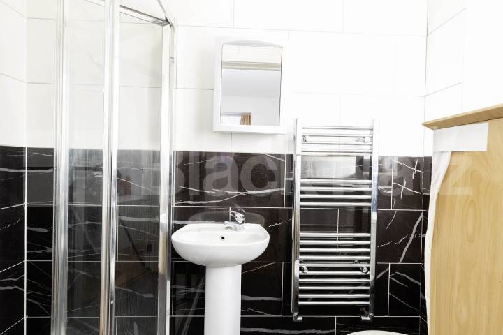 Black Katz are pleased to offer this large four bedroom apartment set on the first floor within an end of terrace period building Walm Lane, London, NW2,  London