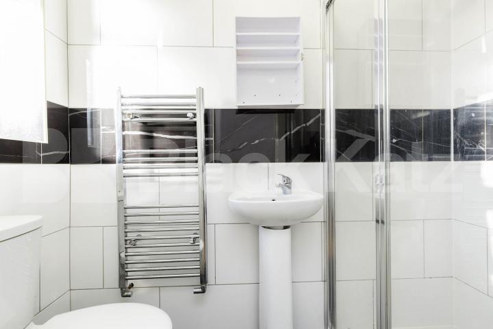 Black Katz are pleased to offer this large four bedroom apartment set on the first floor within an end of terrace period building Walm Lane, London, NW2,  London