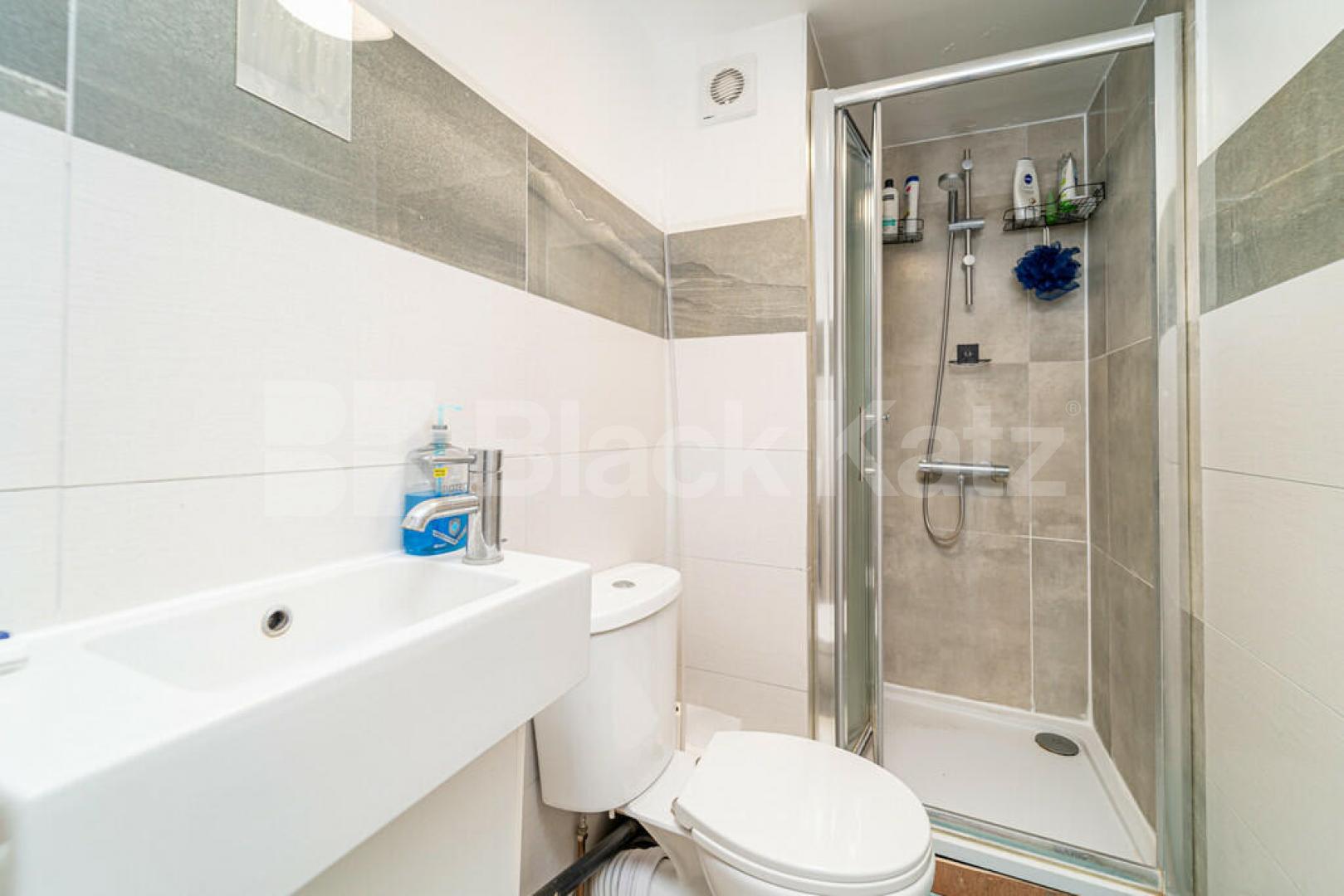 5 bedroom house with lounge and 2 bathrooms Kings Cross Road, Kings Cross 