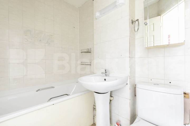 			1 Bedroom, 0 bath, 1 reception 			 Garlinge Road,  London  NW2