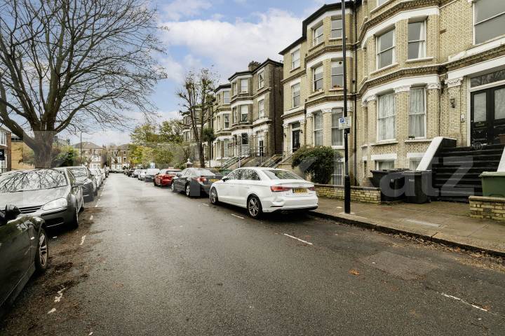 			1 Bedroom, 0 bath, 1 reception 			 Garlinge Road,  London  NW2