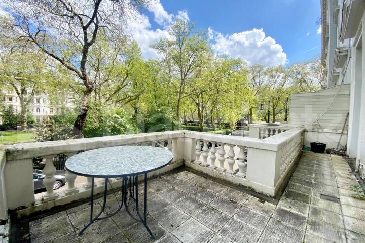 1055 Sq.Ft. of living & entertaining space, two bathrooms & roof terrace   St Georges Square, Pimlico