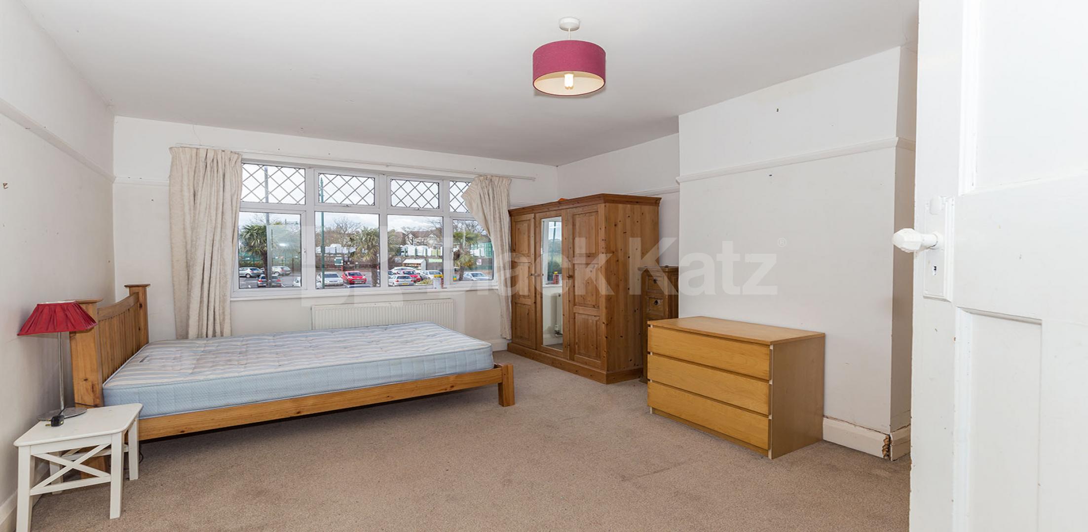 			APS School Catchment!, 5 Bedroom, 1 bath, 1 reception House			 Durnsford Road, Muswell Hill