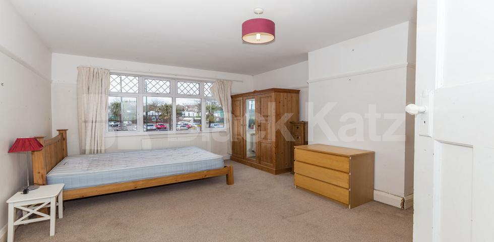 			APS School Catchment!, 5 Bedroom, 1 bath, 1 reception House			 Durnsford Road, Muswell Hill