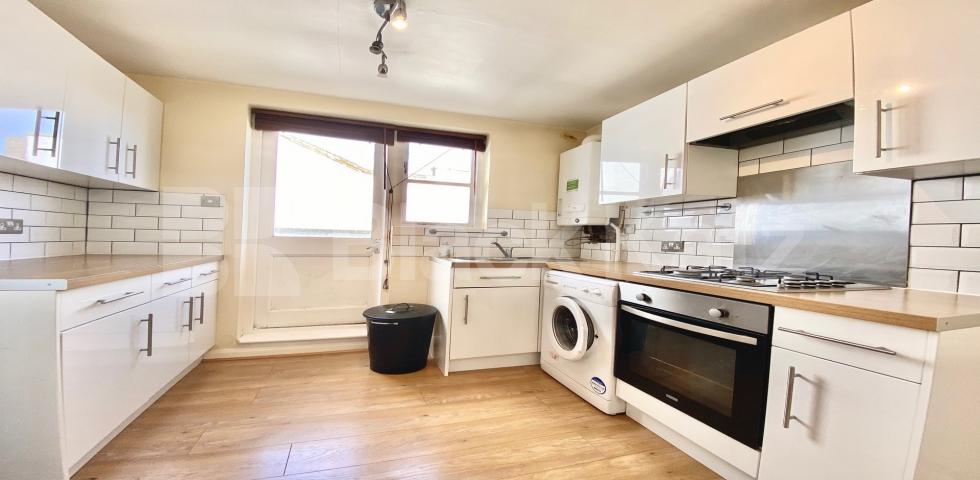 			VIRTUAL TOUR AVAILABLE!, 2 Bedroom, 1 bath, 1 reception Flat			 CHAPEL MARKET N1, ANGEL