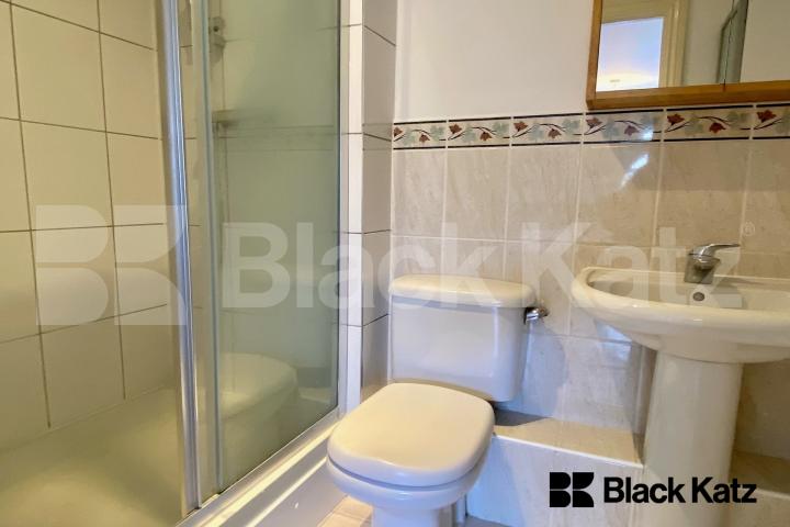 Bright and spacious two bedroom, two bathroom apartment in a gated development Blackburn Court. Bascombe Street, Brixton/Tulse Hill