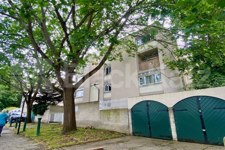 Stulish duplex apartment moments from the green open spaces of Clapham Common   Victoria Rise, Clapham Common