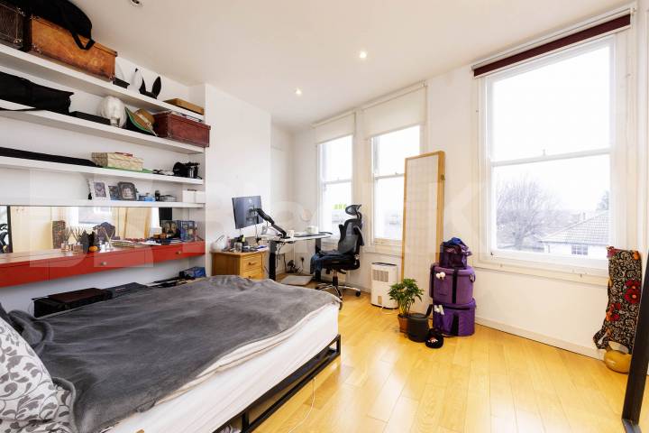 Fantastic double bedroom within a large period house mins to tube & shops Adamson Road, Swiss Cottage 