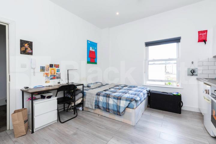 Fantastic modern studio loacted within mins to tube and shops Kilburn Lane, Queens Park