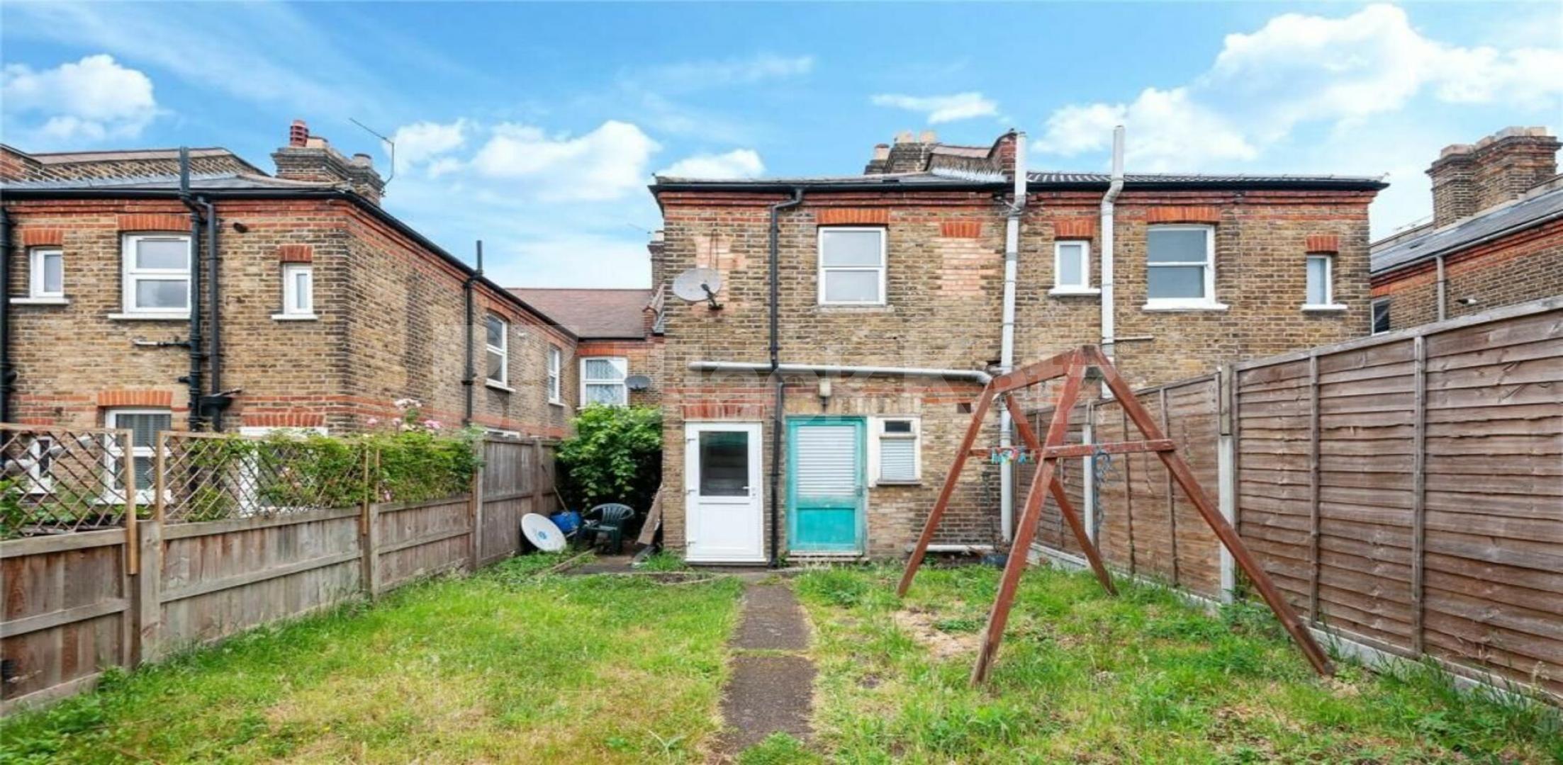 			GOOD FOR 2 SHARERS OR FAMILY, 3 Bedroom, 1 bath, 1 reception Apartment			 Chewton Road, Walthamstow