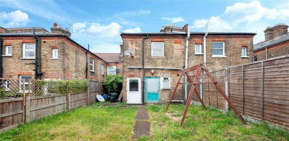 			GOOD FOR 2 SHARERS OR FAMILY, 3 Bedroom, 1 bath, 1 reception Apartment			 Chewton Road, Walthamstow