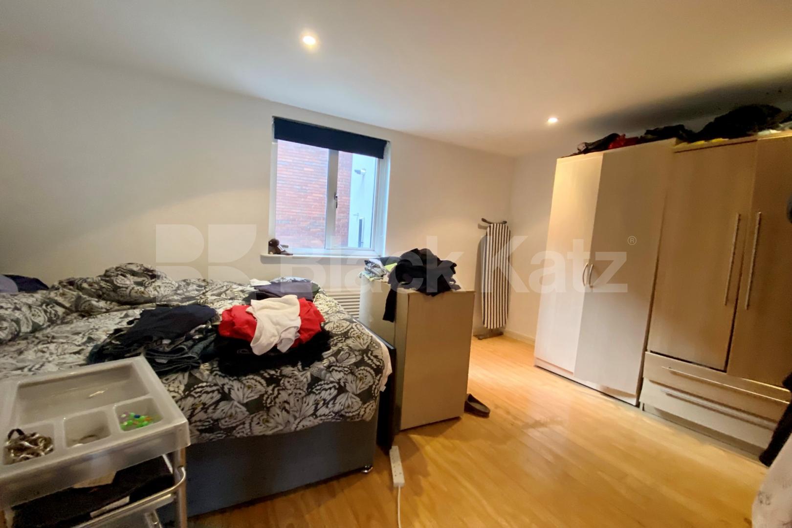 Superbly located & offering 528 Sq. Ft. of living & entertaining space  Newington Causeway, Borough