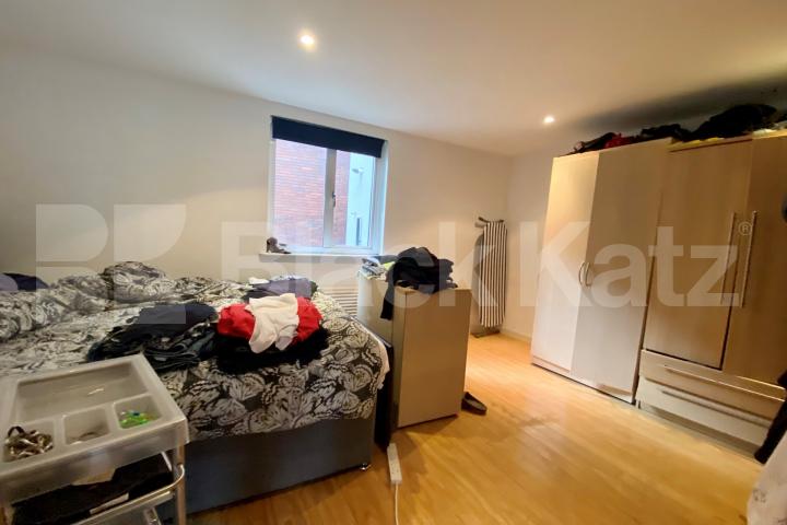 Superbly located & offering 528 Sq. Ft. of living & entertaining space  Newington Causeway, Borough