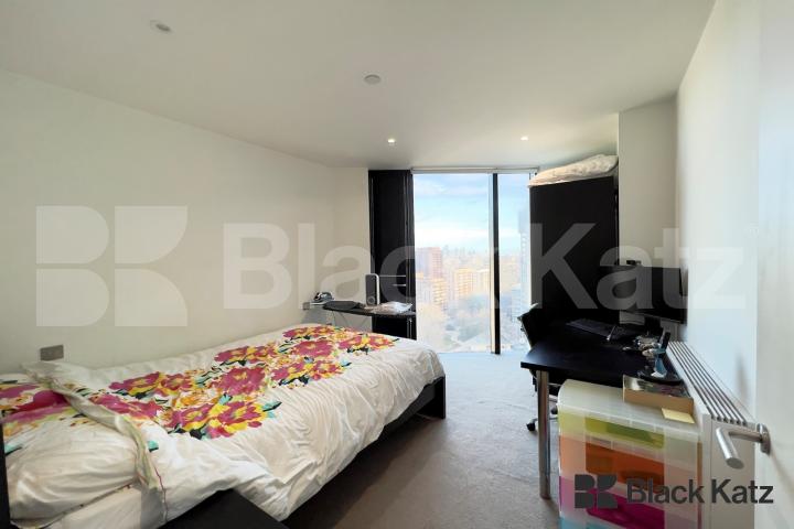 Located on the 17th floor of this iconic development with 24 hour concierge . Strata, Walworth Road , Elephant and Castle