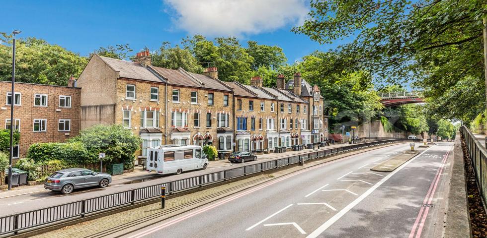 			3 Bedroom, 1 bath, 1 reception Flat			 Archway Road, Highgate / Archway