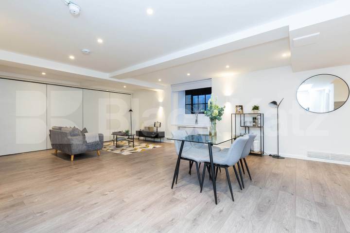 spacious 1 bedroom warehouse conversion with bi folding partition wall Tyssen Street - Springfield House, Dalston