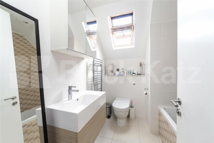 Beautiful two bed two bath in stunning location Ferncroft Avenue, Hampstead