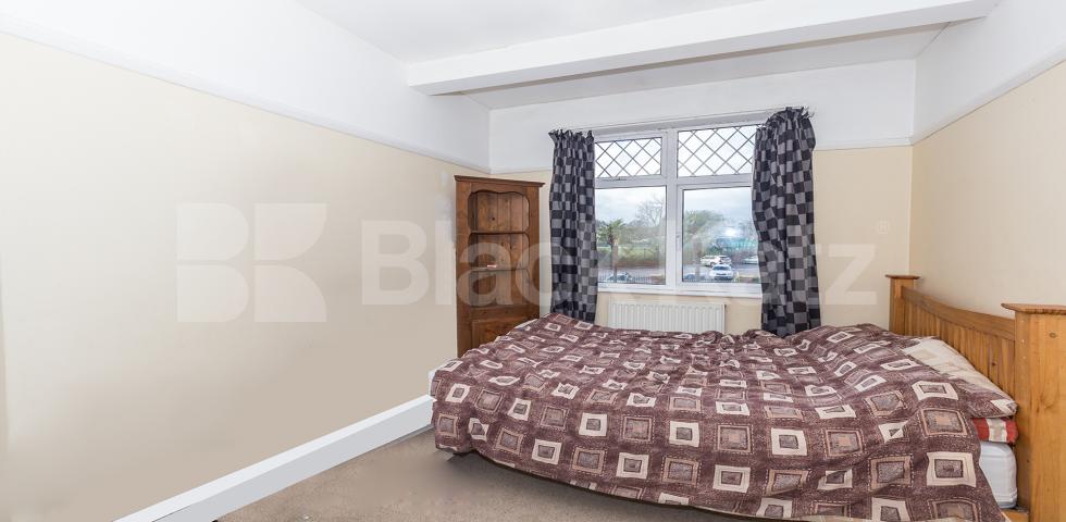 			APS School Catchment!, 5 Bedroom, 1 bath, 1 reception House			 Durnsford Road, Muswell Hill