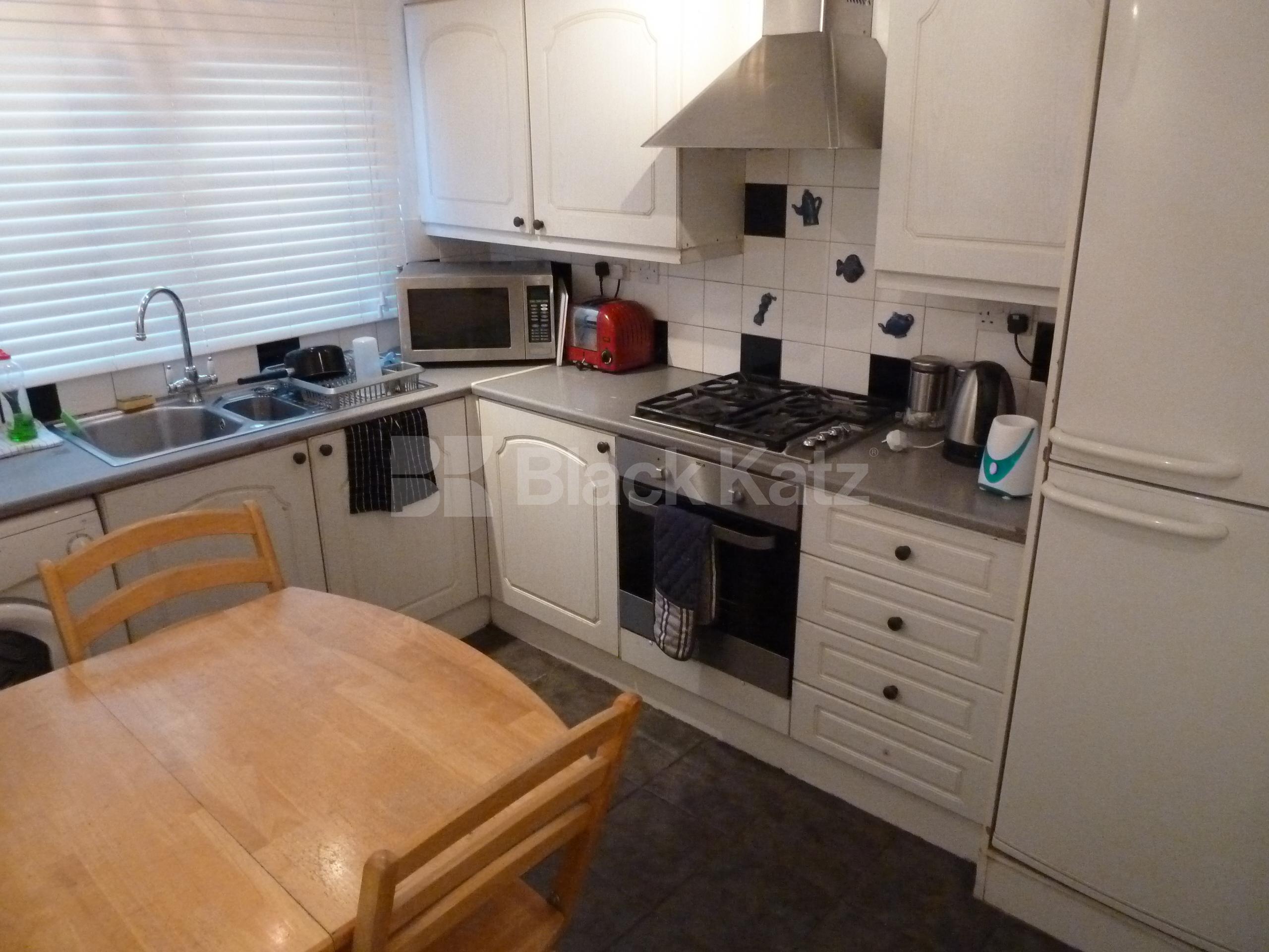 			Studio Apartment, 1 bath, 1 reception Flat			 Upper Street , HIGHBURY & ISLINGTON N1