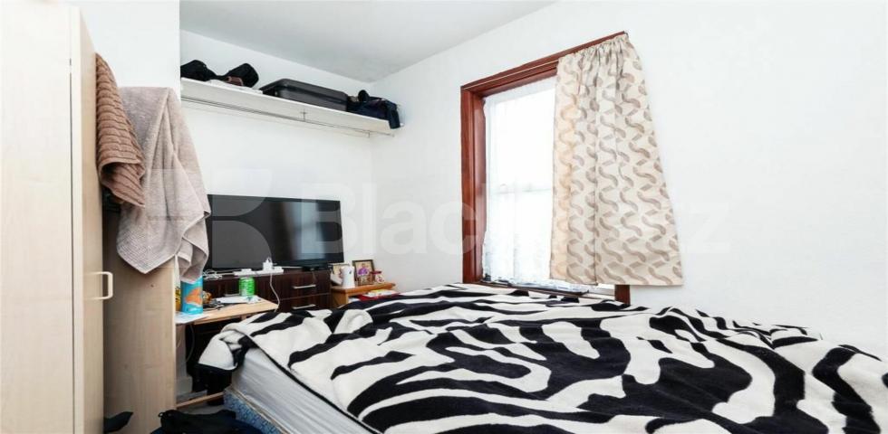 			GOOD FOR 2 SHARERS OR FAMILY, 3 Bedroom, 1 bath, 1 reception Apartment			 Chewton Road, Walthamstow