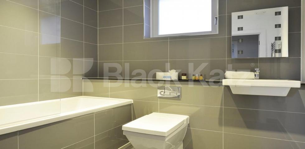 			A MUST SEE, 3 Bedroom, 1 bath, 1 reception Apartment			 Heneage Street E1, Aldgate / Liverpool street