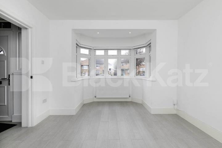 Stunning 5-Bedroom Family Home to Let in Southgate Osidge Lane, Southgate 