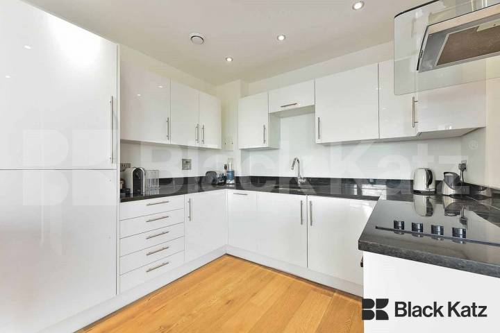 Stunning views, stylish & contemporary with balcony & roof terraces.  The Pioneer Building, Newington Causeway, Borough
