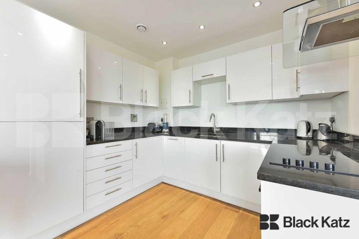 Stunning views, stylish & contemporary with balcony & roof terraces.  The Pioneer Building, Newington Causeway, Borough