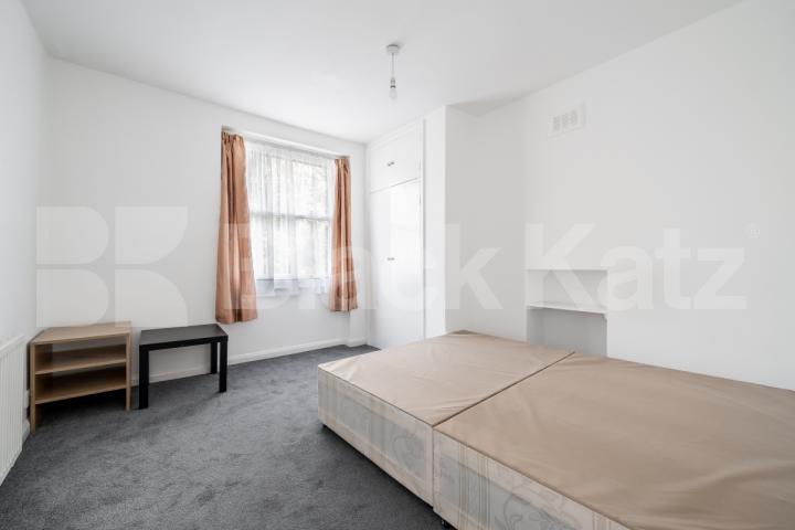 			4 BED MINS TO PORTOBELLO ROAD! , 4 Bedroom, 1 bath, 1 reception Flat			 Aldridge Road Villas, WESTBOURNE PARK/ LADBROKE GROVE