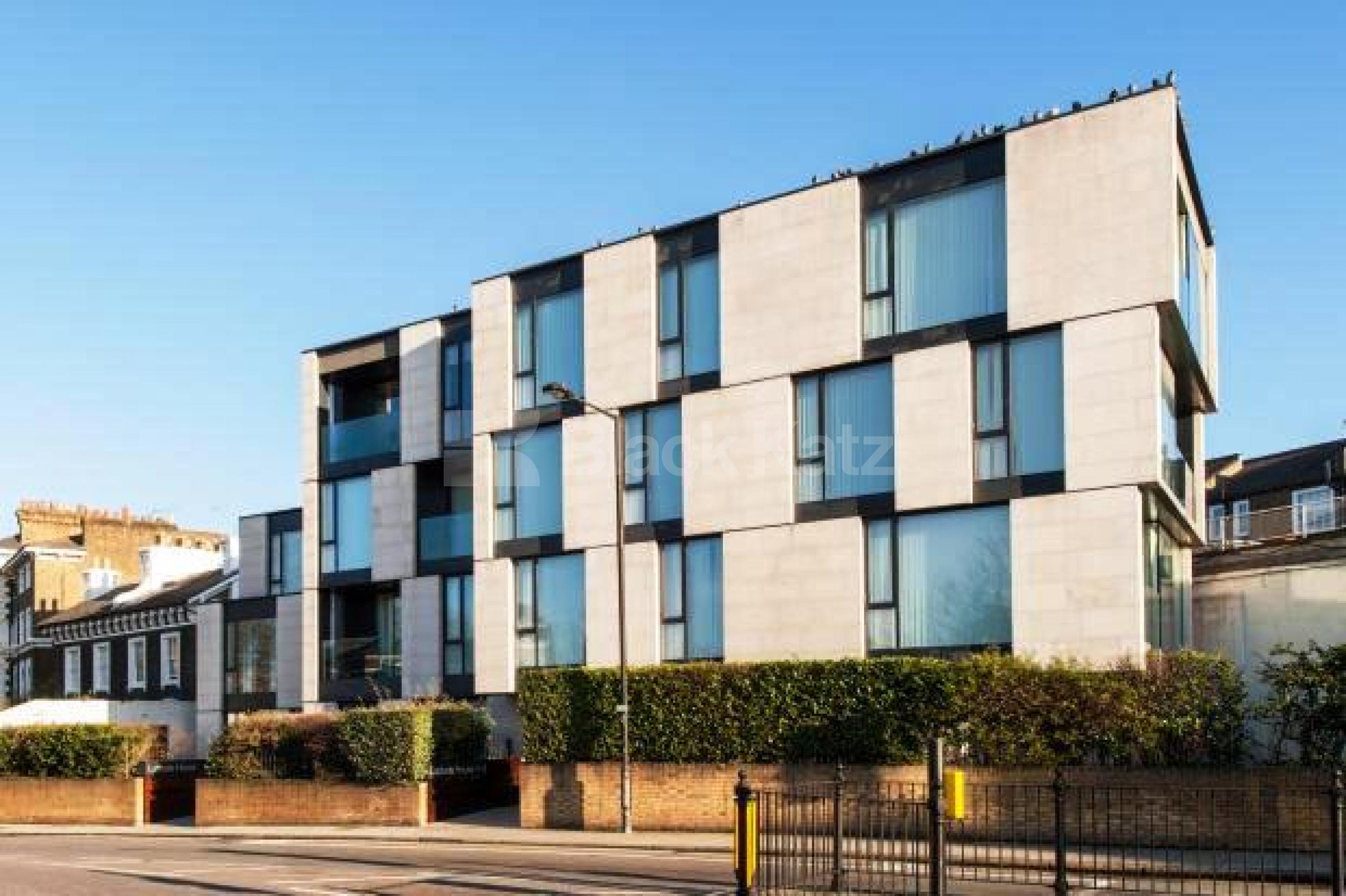 			Overlooking Regents Park!, 2 Bedroom, 1 bath, 1 reception Flat			 Oval Road, PRIMROSE HILL / REGENTS PK NW1