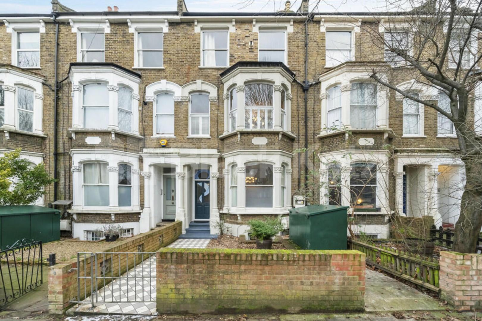 A beautiful 2 bedroom property set within a stunning period conversion  Hanley Road , Finsbury Park