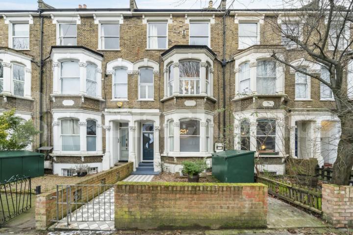 A beautiful 2 bedroom property set within a stunning period conversion  Hanley Road , Finsbury Park
