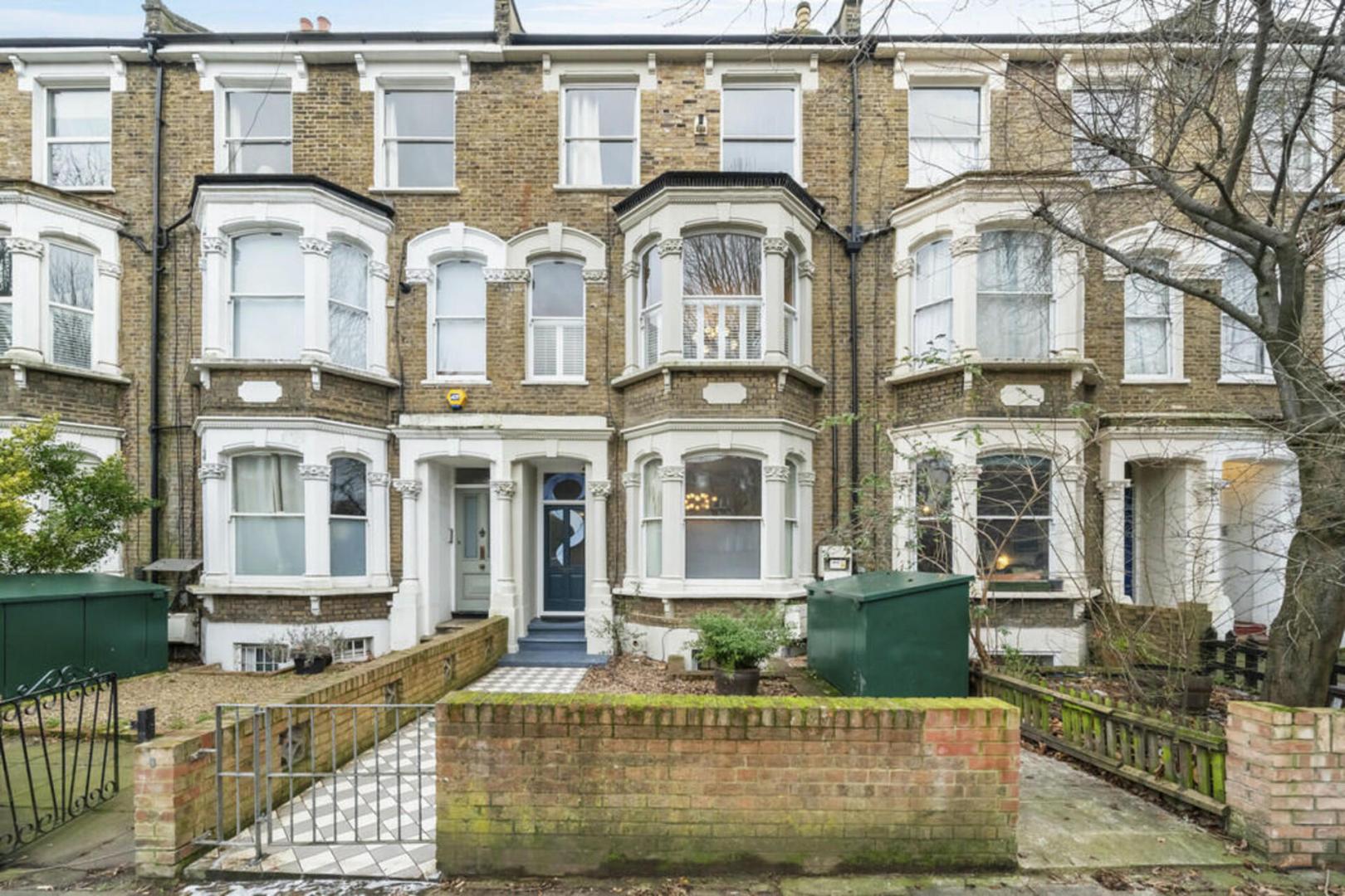 A beautiful 2 bedroom property set within a stunning period conversion  Hanley Road , Finsbury Park