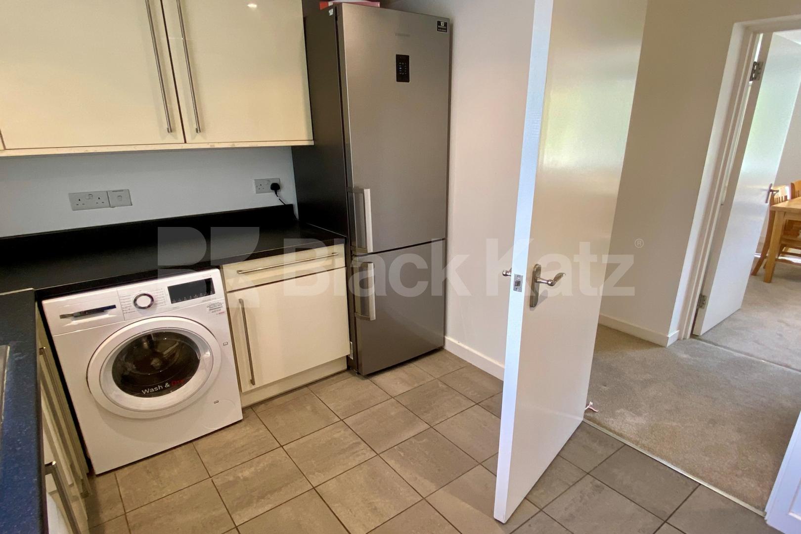 Superbly located, with parking, communal gardens & bicycle storage  Brixton Road, Oval / Brixton 