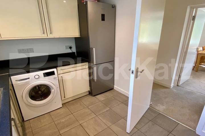 Superbly located, with parking, communal gardens & bicycle storage  Brixton Road, Oval / Brixton 