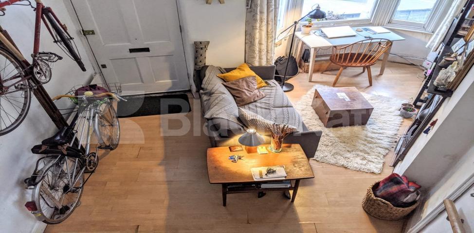 			LET  , 1 Bedroom, 1 bath, 1 reception House			 Queenstown Road, Battersea Park