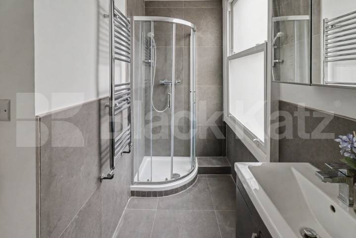 Modern studio within walking distance to Camden Camden Road, Camden