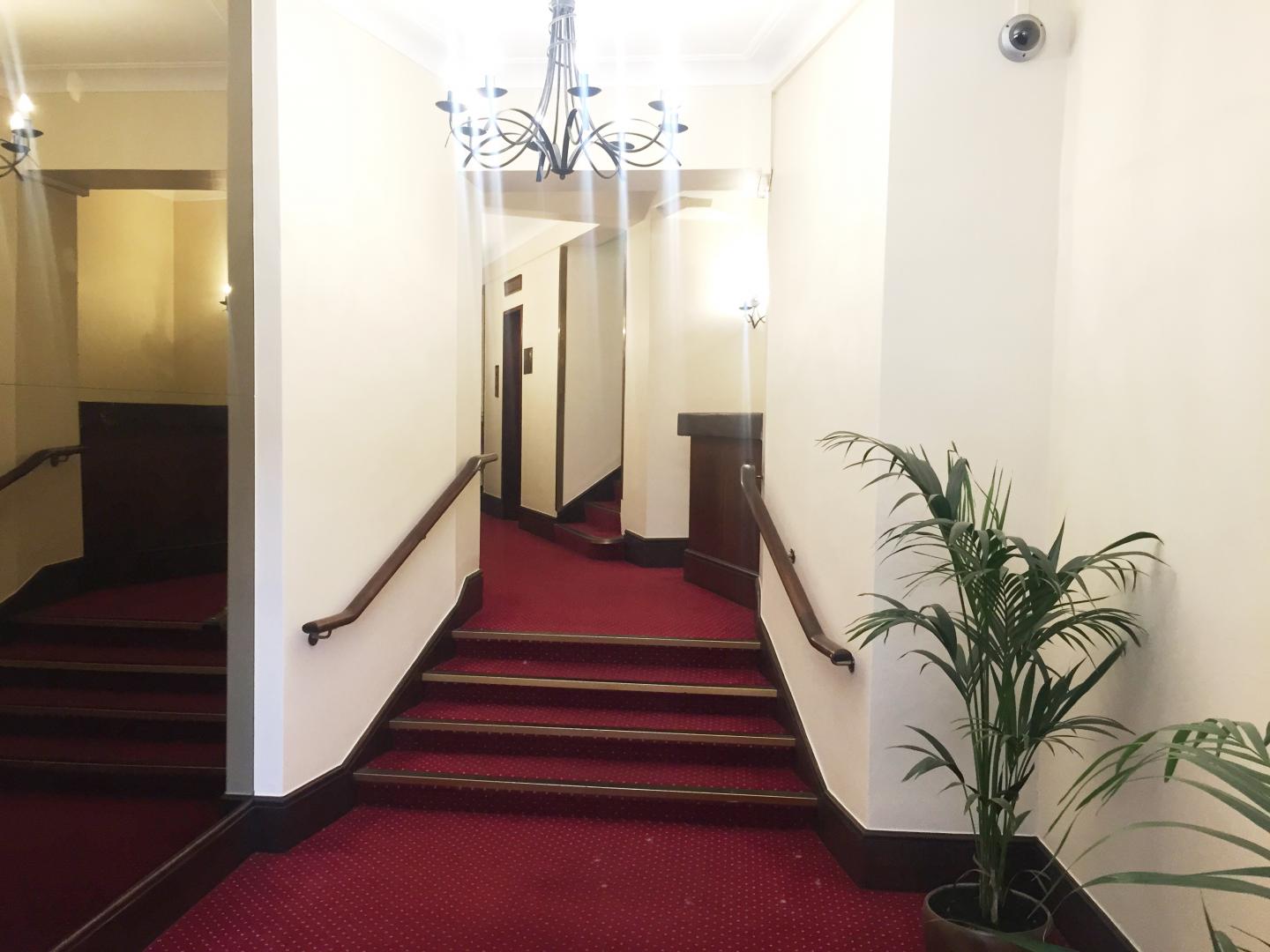 			HOT WATER AND HEATING INCLUDED, 2 Bedroom, 1 bath, 1 reception Apartment			 College Crescent, SWISS COTTAGE