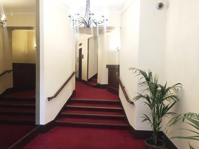 			HOT WATER AND HEATING INCLUDED, 2 Bedroom, 1 bath, 1 reception Apartment			 College Crescent, SWISS COTTAGE