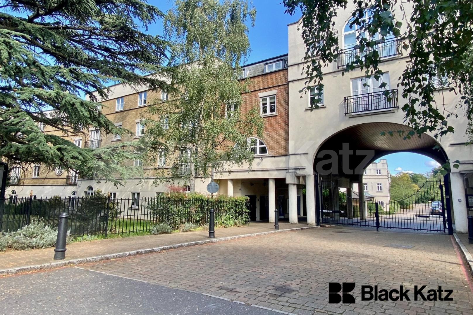 Bright and spacious two bedroom, two bathroom apartment in a gated development Blackburn Court. Bascombe Street, Brixton/Tulse Hill
