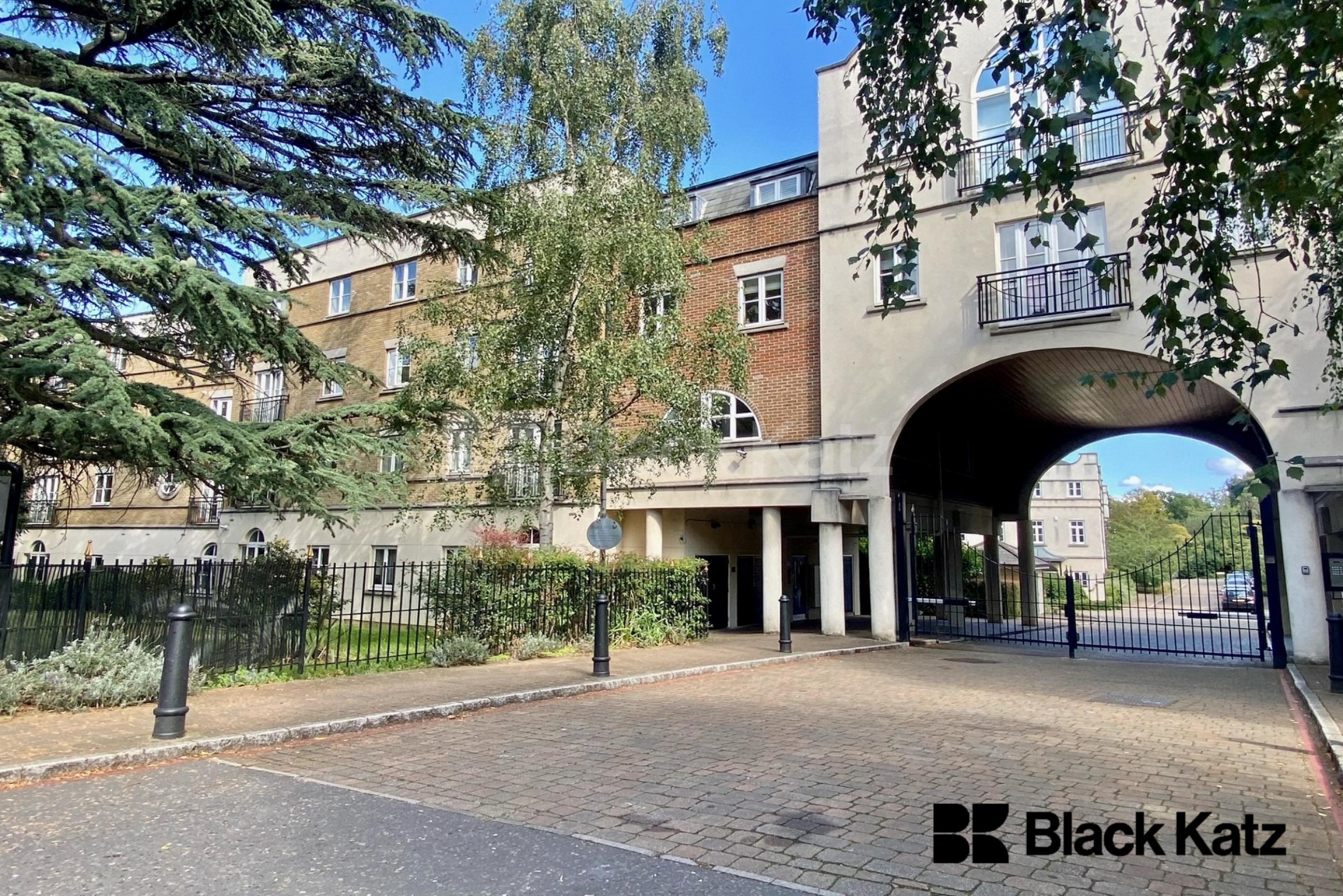 Bright and spacious two bedroom, two bathroom apartment in a gated development Blackburn Court. Bascombe Street, Brixton/Tulse Hill SW2