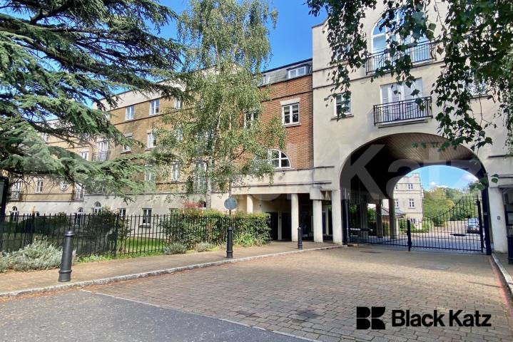 Bright and spacious two bedroom, two bathroom apartment in a gated development Blackburn Court. Bascombe Street, Brixton/Tulse Hill
