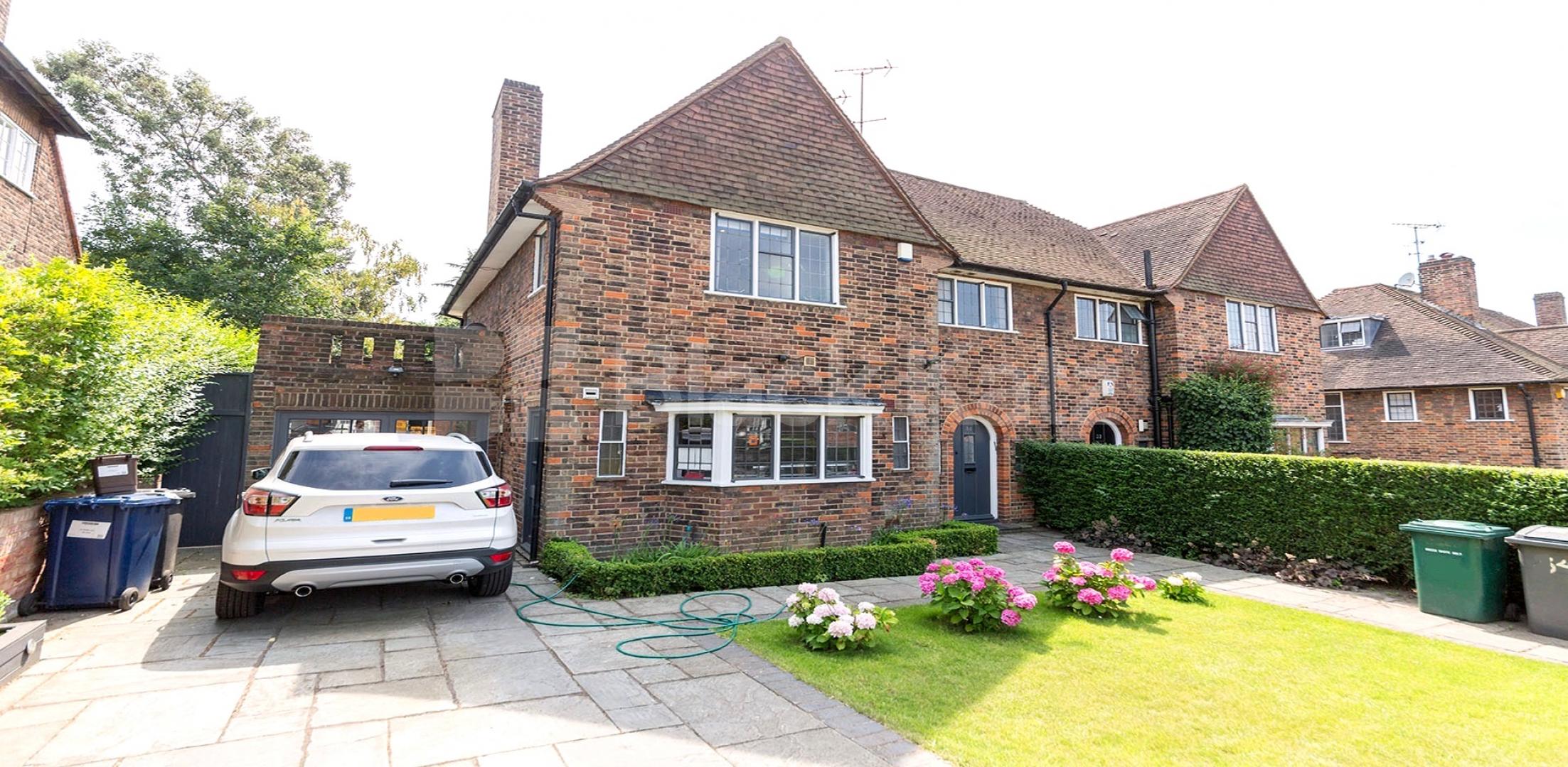 Beautiful family home situated in an amazing residential location  Brim Hill, Hampstead Garden Suburbs