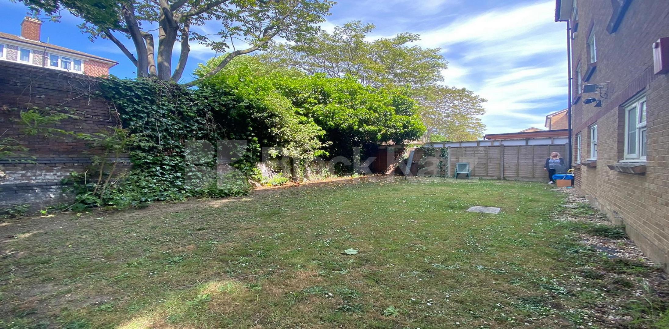 			LET, 2 Bedroom, 2 bath, 1 reception Apartment			 Bushwood Drive , Bermondsey 