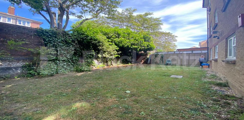 			LET, 2 Bedroom, 2 bath, 1 reception Apartment			 Bushwood Drive , Bermondsey 